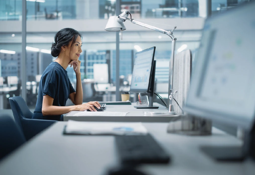What is the job of a financial controller?